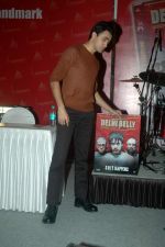 Imran Khan at Delhi Belly DVD launch in Landmark, Mumbai on 29th Sept 2011 (80).JPG